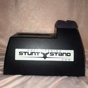 Cheerleading stunt stand